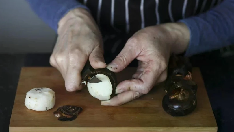 Củ năng, một nguyên liệu đa năng được mệnh danh là “móng ngựa”, nổi tiếng với độ giòn và ý nghĩa may mắn trong các món ăn Tết Nguyên đán. Ảnh: SCMP.