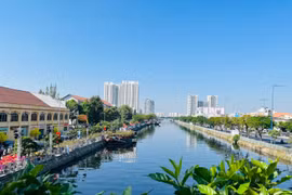 Toàn cảnh tuyến kênh Tàu Hủ – Bến Nghé nhìn từ trên cao, nơi diễn ra chợ hoa xuân “Trên bến dưới thuyền” Tết Bính Ngọ 2026. Ảnh: Diệu Huyền
