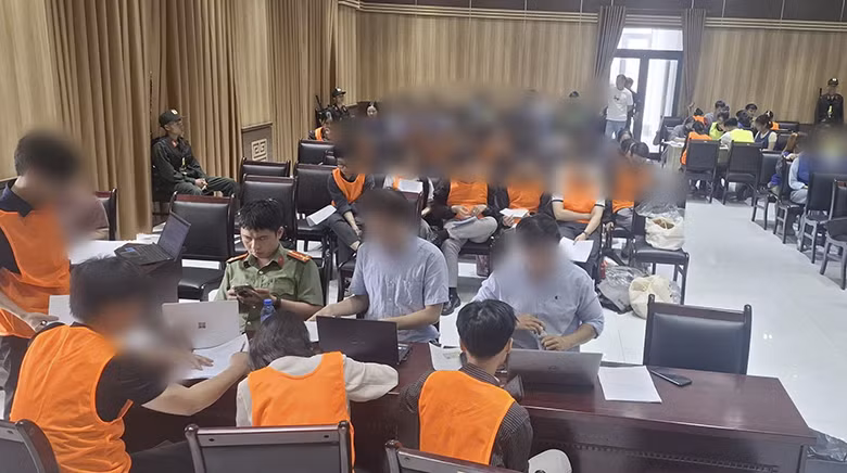 Lực lượng Công an TP Đà Nẵng điều tra, lấy lời khai các đối tượng trong đường dây đường dây lừa đảo đầu tư tiền ảo theo mô hình đa cấp. Ảnh Công an cung cấp.
