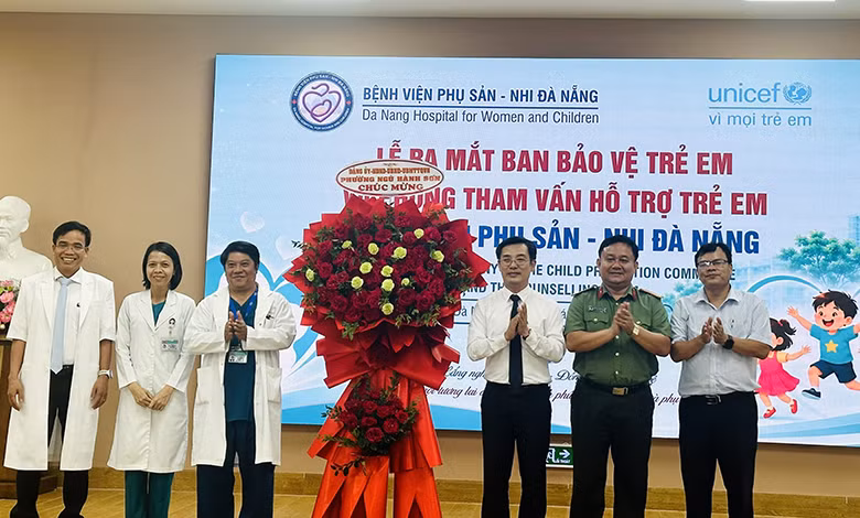 Đại diện Bộ Y tế, Sở Y tế Đà Nẵng, Quỹ Nhi đồng Liên Hợp Quốc (UNICEF) Việt Nam và lãnh đạo Bệnh viện Phụ sản - Nhi Đà Nẵng tại lễ ra mắt Ban Bảo vệ trẻ em.