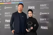 Đạo diễn Tần Hiểu Vũ và diễn viên Triệu Tiêu Hoằng (tên thật là Triệu Hiểu Hồng) tại LHP San Sebastián (Tây Ban Nha). Ảnh: Thepaper.