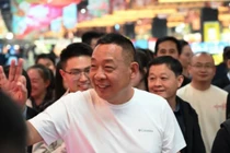 Ông chủ Pangdonglai cùng các khách hàng. Ảnh: Thepaper.