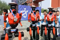 Ba robot đoạt giải, vô địch là "Tia Chớp" (trái). Ảnh: Xinhua.