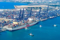 Cảng Dương Phố ngày đầu "phong quan" lượng tàu cập cảng đã tăng mạnh. Ảnh: Sina.