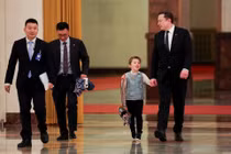 Elon Musk dẫn theo con trai 6 tuổi dự quốc yến tại Đại lễ đường nhân dân. Ảnh: Reuters.