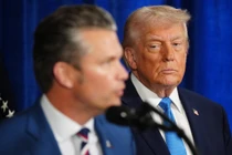 Ngày 3/1, tại khu nghỉ dưỡng Mar-a-Lago, ông Trump nghe Bộ trưởng Chiến tranh Peter Hegseth báo cáo về diễn biến vụ bắt giữ ông Maduro. Ảnh: NYT.