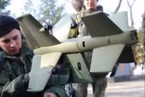 Binh sĩ Nga và UAV đánh chặn Yolka. Ảnh: Wforum.