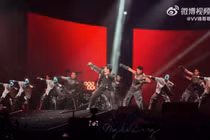 Vương Lực Hoành biểu diễn với màn nhảy phụ họa của các vũ công người thật và robot Unitree. Ảnh: Orientaldaily.