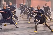 Robot và người cùng luyện võ. Ảnh ETtoday.