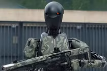 Robot Phantom MK-1 với súng trường tấn công trong tay. Ảnh: Sohu.