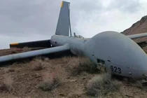 Chiếc UAV Hermes-900 bị rơi còn khá nguyên vẹn. Ảnh: QQnews.