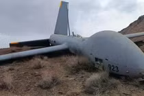 Chiếc UAV Hermes-900 bị rơi còn khá nguyên vẹn. Ảnh: QQnews.