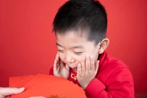 Lì xì, mừng tuổi vốn là phong tục truyền thống tốt đẹp. Ảnh: Sohu.