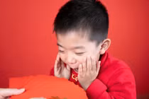 Lì xì, mừng tuổi vốn là phong tục truyền thống tốt đẹp. Ảnh: Sohu.