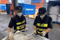 Hải quan Liên Vân Cảng kiểm tra thu giữ 220 tấn đất hiếm đã tinh chế đội lốt sắt vụn chuẩn bị xuất sang một nước Đông Nam Á để làm giả xuất xứ tới Mỹ. Ảnh; QQnews.