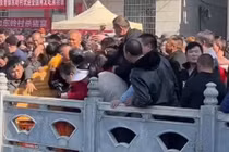 Cảnh tranh giành thức ăn hỗn loạn tại sự kiện "Sát trư yến". Ảnh: Singtao.