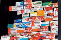 "Bộ sưu tập" thuốc đau đầu xếp trước mộ Tào Tháo. Ảnh: Worldjournal.