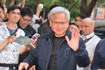 Jensen Huang gặp gỡ báo giới tại Đài Bắc hôm 28/5. Ảnh: Sina.