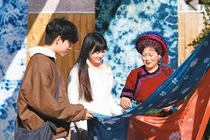 Du lịch di sản ngày Tết học nhuộm vải ở Đại Lý. Ảnh: Sohu.