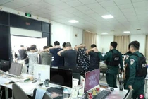 Cảnh sát Campuchia triệt phá ổ nhóm lừa đảo ở Bavet, Svayrieng. Ảnh: HK01. 