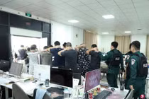 Cảnh sát Campuchia triệt phá ổ nhóm lừa đảo ở Bavet, Svayrieng. Ảnh: HK01. 