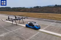 Chiếc máy bay - ô tô "hai trong một" khi là ô tô chạy trên mặt đất. Ảnh: CCTV.