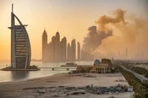 Dubai chìm trong khói lửa chiến tranh - điều ít ai có thể ngờ tới sẽ xảy ra ở "thiên đường chốn hạ giới" này. Ảnh: Creaders.