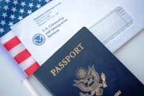 Chính quyền Mỹ yêu cầu USCIS trong năm tài khóa 2026 phải mỗi tháng chuyển 100–200 hồ sơ hủy tư cách nhập tịch sang Văn phòng Tố tụng Di trú gây lo ngại. Ảnh: CNA.