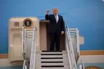 Tổng thống Mỹ Trump vẫy tay chào những người ra tiễn trước khi rời Trung Quốc về nước. Ảnh: HK01.