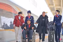 Cha mẹ đi đón Tết với con đang trở thành trào lưu mới ở Trung Quốc. Ảnh: Zaobao.