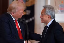Ông Trump vào phút cuối đã gọi điện mời Jensen Huang cùng ông tới Trung Quốc. Ảnh: UDN.