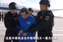 Chen Zhi (Trần Chí) bị dẫn độ từ Campuchia về Trung Quốc có thể là khởi đầu cho cuộc chiến pháp lý tranh giành số Bitcoin trị giá 11,5 tỷ USD giữa Trung Quốc và Mỹ. Ảnh: CCTV.
