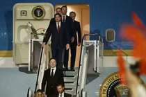Hình ảnh cho thấy những người xuống máy bay sau ông Trump lần lượt là: vợ chồng Eric Trump, Elon Musk, Marco Rubio, Pete Hegseth, Jamieson Greer và Jensen Huang. Ảnh: AFP.