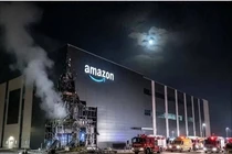 Một cơ sở của Amazon ở Các Tiểu vương quốc Ả Rập Thống nhất (UAE) cháy sau khi bị UAV Iran tấn công. Ảnh: Sohu.