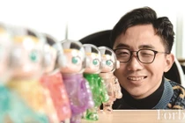 Nhờ sản xuất và kinh doanh đồ chơi sưu tập, Vương Ninh đã trở thành tỷ phú và đưa Pop Mart trở thành đế chế đồ chơi. Ảnh: Forbes.