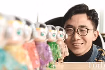 Nhờ sản xuất và kinh doanh đồ chơi sưu tập, Vương Ninh đã trở thành tỷ phú và đưa Pop Mart trở thành đế chế đồ chơi. Ảnh: Forbes.