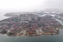 Đảo Hải Hoa được xây dựng lấy cảm hứng từ đảo nhân tạo Palm Jumeirah ở Dubai giờ trở thành vùng đất chết. Ảnh: NYT.