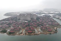 Đảo Hải Hoa được xây dựng lấy cảm hứng từ đảo nhân tạo Palm Jumeirah ở Dubai giờ trở thành vùng đất chết. Ảnh: NYT.