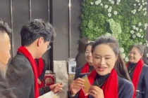 Ông chủ trẻ tặng vàng cho nhân viên. Ảnh: Singtao.