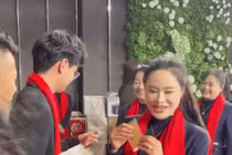 Ông chủ trẻ tặng vàng cho nhân viên. Ảnh: Singtao.