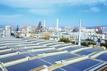 Công suất dư thừa, cạnh tranh giá cả và rào cản thương mại quốc tế đã khiến ngành quang điện Trung Quốc đang là vùng nguy cơ cao. Ảnh: Sina.