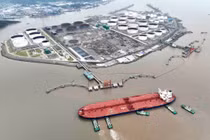 Trung Quốc được cho là có thỏa thuận riêng với Iran để tàu chở dầu của họ đi qua Hormuz. Ảnh: Reuters.