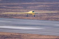 Đài Truyền hình trung ương Trung Quốc tuyên bố: Chiếc CH-7 đã bay thử chuyến đầu tiên. Ảnh: Sina. 