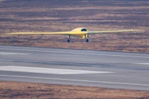 Đài Truyền hình trung ương Trung Quốc tuyên bố: Chiếc CH-7 đã bay thử chuyến đầu tiên. Ảnh: Sina. 