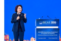 Bà Hà Đình Ba công bố bước đột phá về công nghệ chip mới tại Hội nghị ISCAS 2026. Ảnh: Guancha.