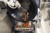 Robot hoàn tất món "Thịt bò xào húng quế". Ảnh: Singtao.