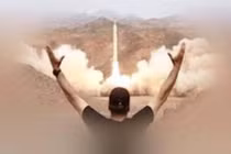 Hình ảnh trích từ video IRGC công bố về vụ phóng tên lửa từ vùng núi gần thành phố Yazd. Ảnh: Sohu.