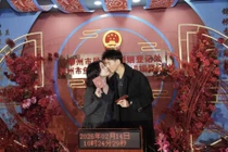 Cục Dân chính thành phố Liễu Châu, Quảng Tây lập điểm check in cho các cặp đăng ký kết hôn thành công. Ảnh: Sina.