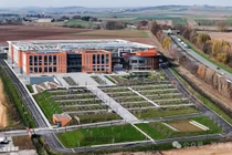 Nhà máy mới xây dựng xong của Huawei ở Pháp có thể bị bán do làn sóng tẩy chay thiết bị hãng này ở châu Âu. Ảnh: Sohu.