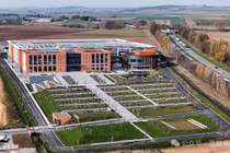 Nhà máy mới xây dựng xong của Huawei ở Pháp có thể bị bán do làn sóng tẩy chay thiết bị hãng này ở châu Âu. Ảnh: Sohu.